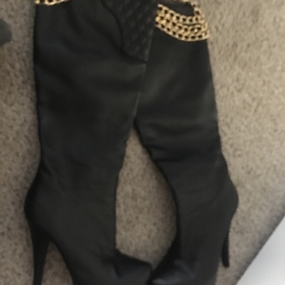 Under the knees hih boots with gold chain